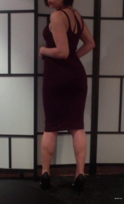 Красотка с шикарной попкой раздевается до трусиков!