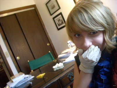 Обнаженная шлюха демонстрирует свою попку