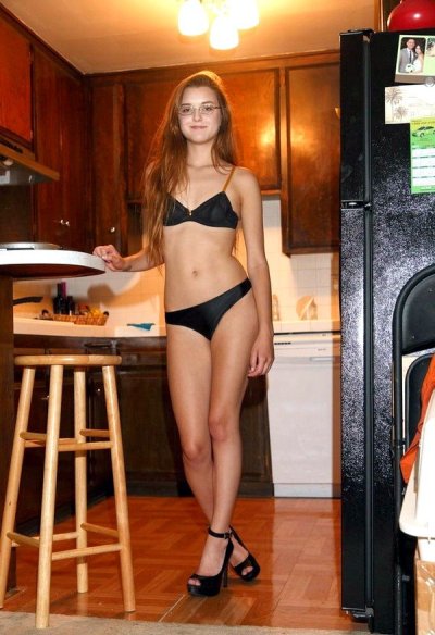 Сексуальная красотка демонстрирует свои прелести