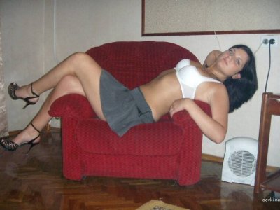 Пухленькая красотка позирует для фото у себя дома