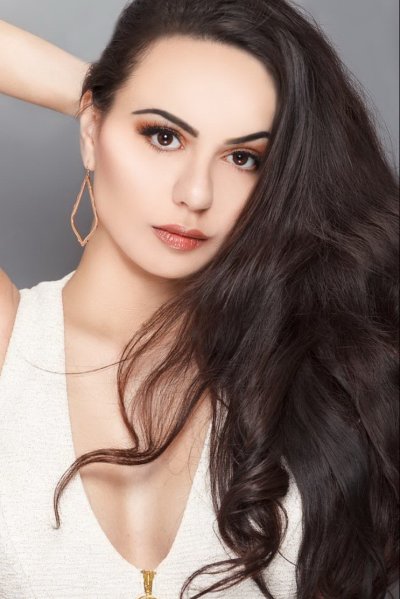 Красотка перед отражением