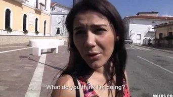 Соблазнительная девушка с упругой грудью в горячем видео занимается страстным сексом