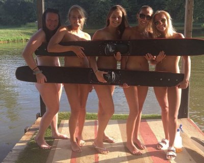 Голые красотки на отдыхе: эротические приключения