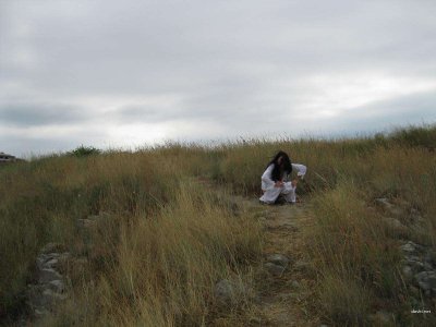 Девушка без трусиков загорает на берегу