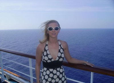 Красотка показывает, как облизывает хуй и занимается сексом