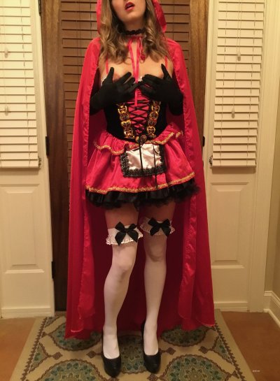 Соблазнительная блондиночка в обольстительном наряде для взрослых