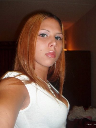 Молодая девушка показывает свою киску перед камерой