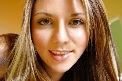 Милая малышка с подтянутой попкой ждет тебя