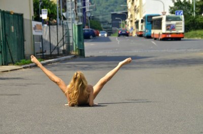 Женщина на улице смело раздвигает ноги, вызывая удивление и восторг