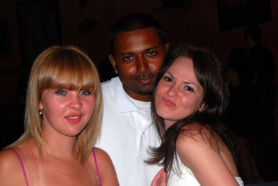 Красивая дамочка удовлетворяет мужчину орально