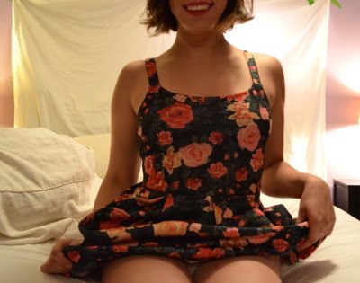 Шикарная красотка в наряде с цветочным принтом - фото для взрослых!