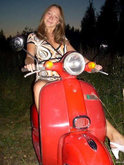 Красивая милашка показывает свое обнаженное тело на камеру