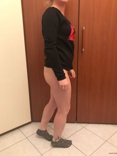 Дамочка без нижнего белья примеряет наряд - горячее шоу!