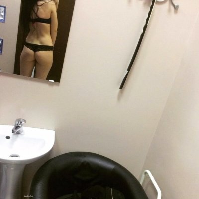 Снимает себя без одежды в отражении стекла