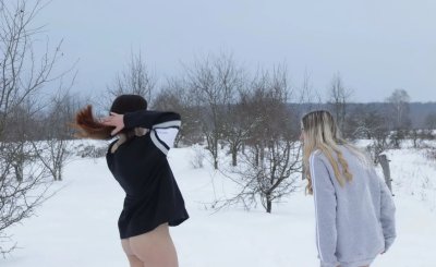 Две юные красотки на улице: горячий флирт!