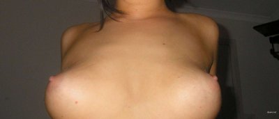 Девушка с голыми сиськами стесняется показать мордашку