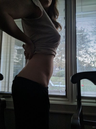 Мамочка демонстрирует грацию своей фигуры