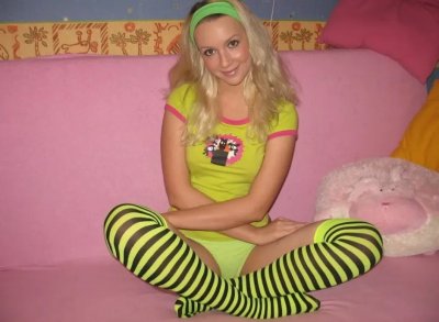 Блондинка с яркими волосами занимается анальным сексом