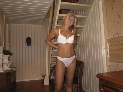 Опытная красотка показывает свои прелести