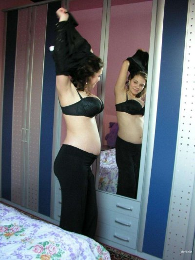 Беременная красавица стягивает с себя одежду до гола!