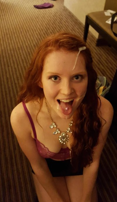 Горячая красотка с огненными волосами накрывается мужским соком