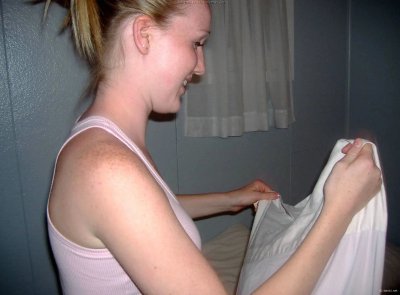 Девушка обслуживает двух парней - оральный секс