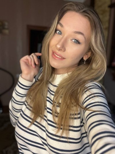 Горячая девочка с привлекательной грудью и сочной киской