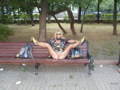 Развратная девица в нетрезвом состоянии примеряет сексуальные наряды