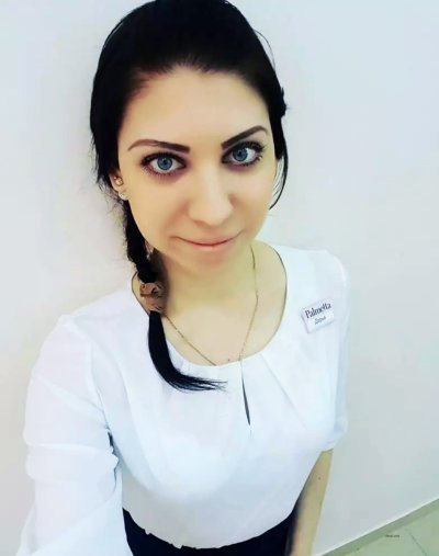 Обнаженная темноволосая красотка в разнообразных позах