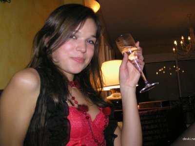 Красивая крошка удовлетворяет своего парня орально