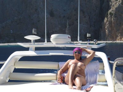 Собрание очаровательных дам, наслаждающихся отдыхом на пляже