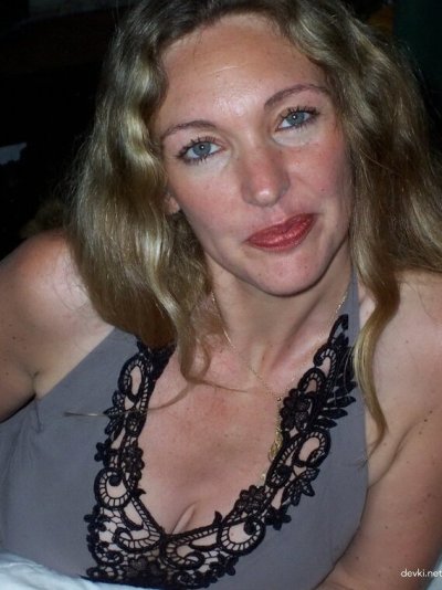 Зрелая женщина демонстрирует свои привлекательные стороны