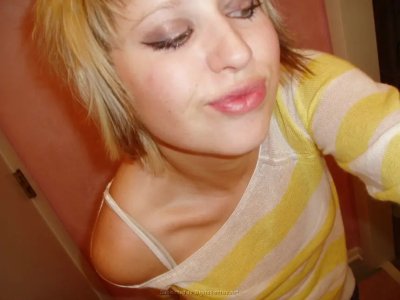 Юная блондиночка показала свои прелести