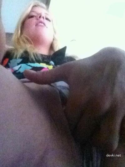 Девочка делает минет.