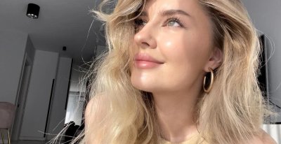 Девушка показывает свою интимную зону и соблазнительную задницу - развратное шоу!