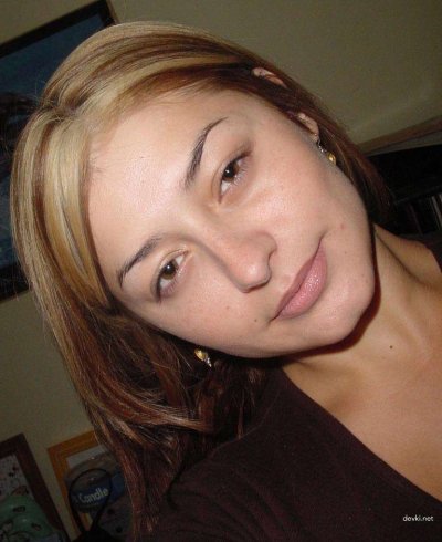 Красивая девушка делает интимные снимки для тебя