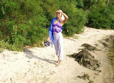 Сексуальная блондинка наслаждается солнечными лучами без одежды