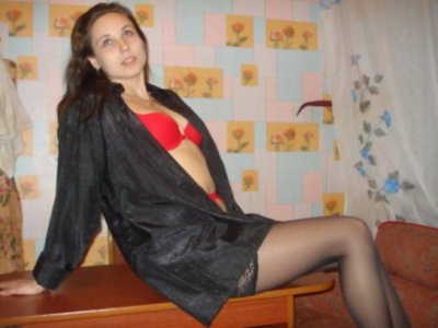 Темноволосая красотка показала свои прелести и пушистую киску