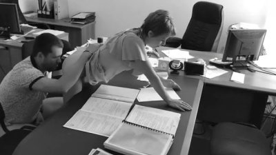 Неожиданный сюрприз: мой босс трахнул мою жену прямо на его столе в офисе передо мной!