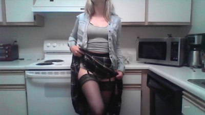 Сексапильная красотка разделась и танцует возле плиты