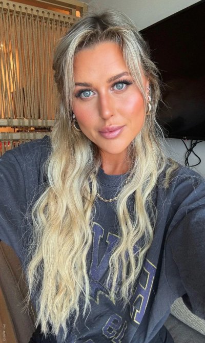 Сексуальная красотка демонстрирует свою обнаженную загорелую фигуру