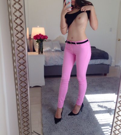 Красотка раздвинула ноги перед зеркалом, показывая свои прелести