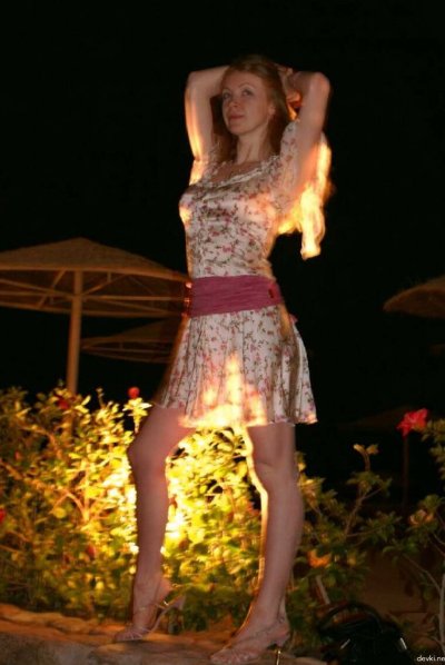 Зрелая красавица демонстрирует свою интимную прелесть