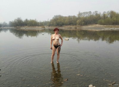 Фотографируется без одежды и наслаждается горячим интимом