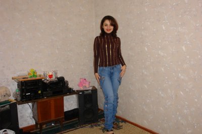 Минет от стройной темноволосой дамы с пушистой пилоткой