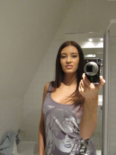 Сексапильная крошка раздевает трусы