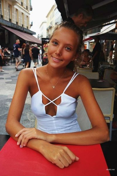 Сладкие моменты молодой красотки во время приятного времяпровождения