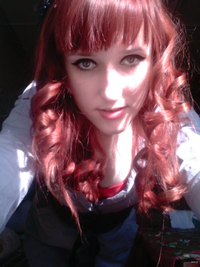 Соблазнительная рыжая красотка показывает свое обнаженное тело