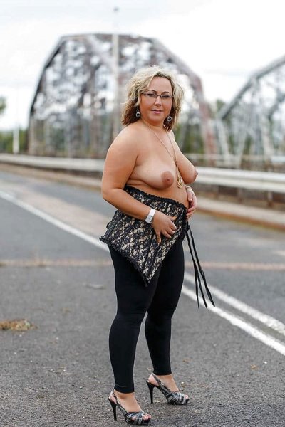 Развратные пышки демонстрируют свои формы на улице