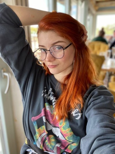 Сексапильная рыженькая дамочка показала свою ухоженную киску